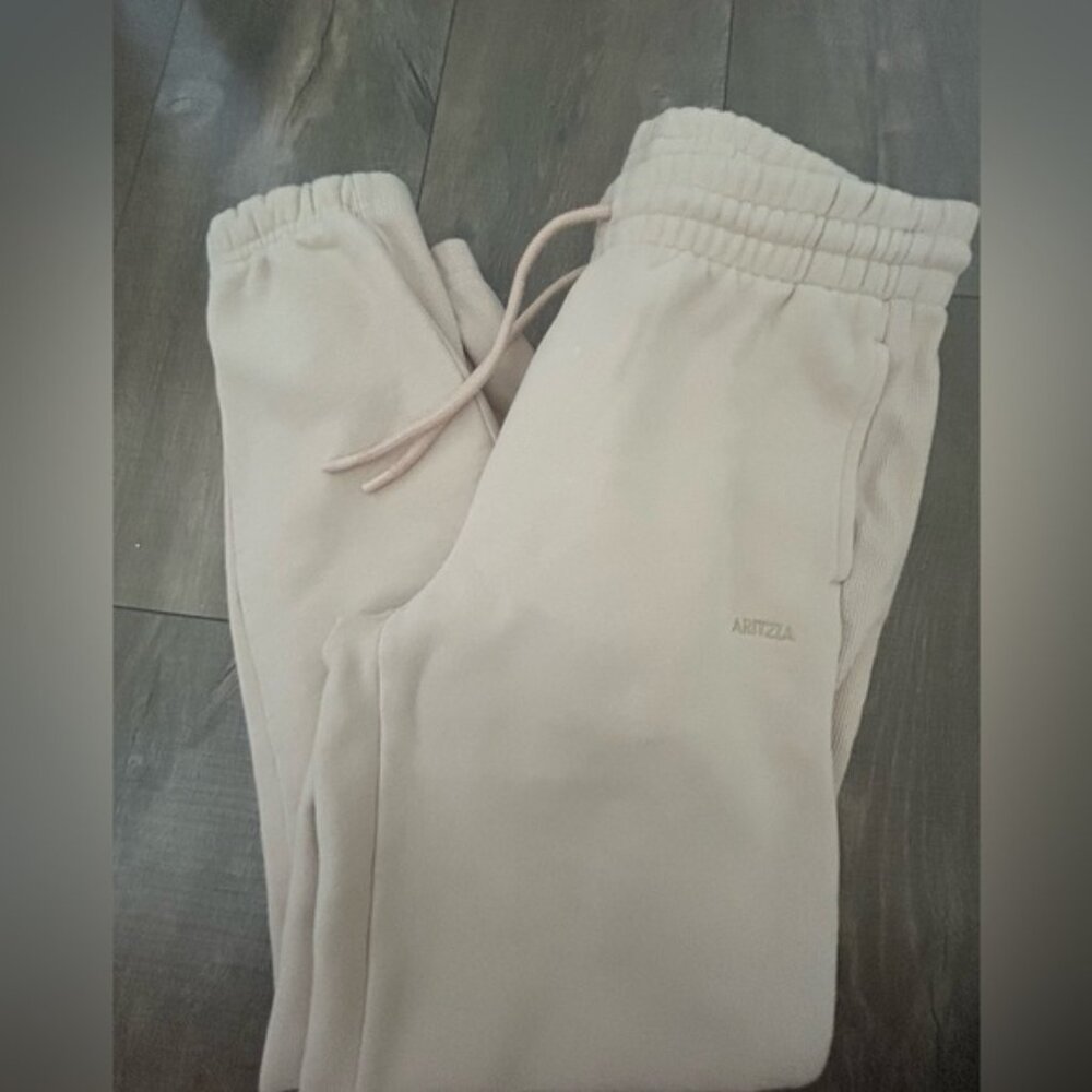 Aritzia Cream Sweatpants NWOT